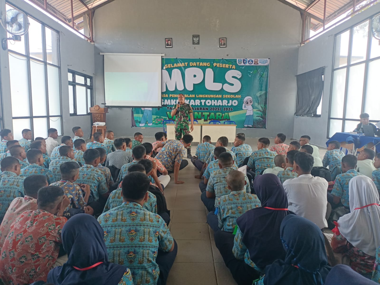 Danramil Tipe B 0804/08 Barat Berikan Motivasi Kegiatan MPLS Di SMK Negeri Kartoharjo