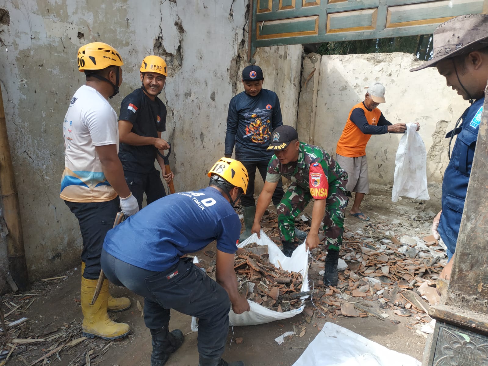 Babinsa Desa Bogoarum Dan Warga Kerja Bhakti Membersihkan Puing Rumah  Roboh Di Wilayah Binaan