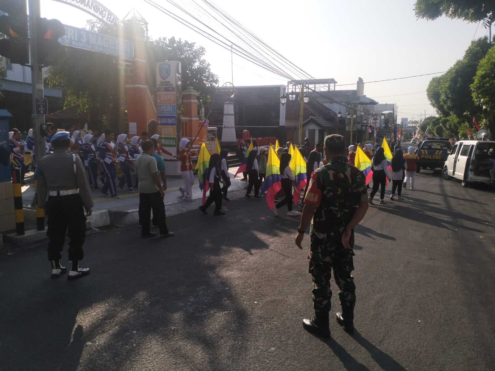 Koramil 0804/01 Magen Dan Polsek Magetan Mengamankan Kirab SMPN 3 Magetan