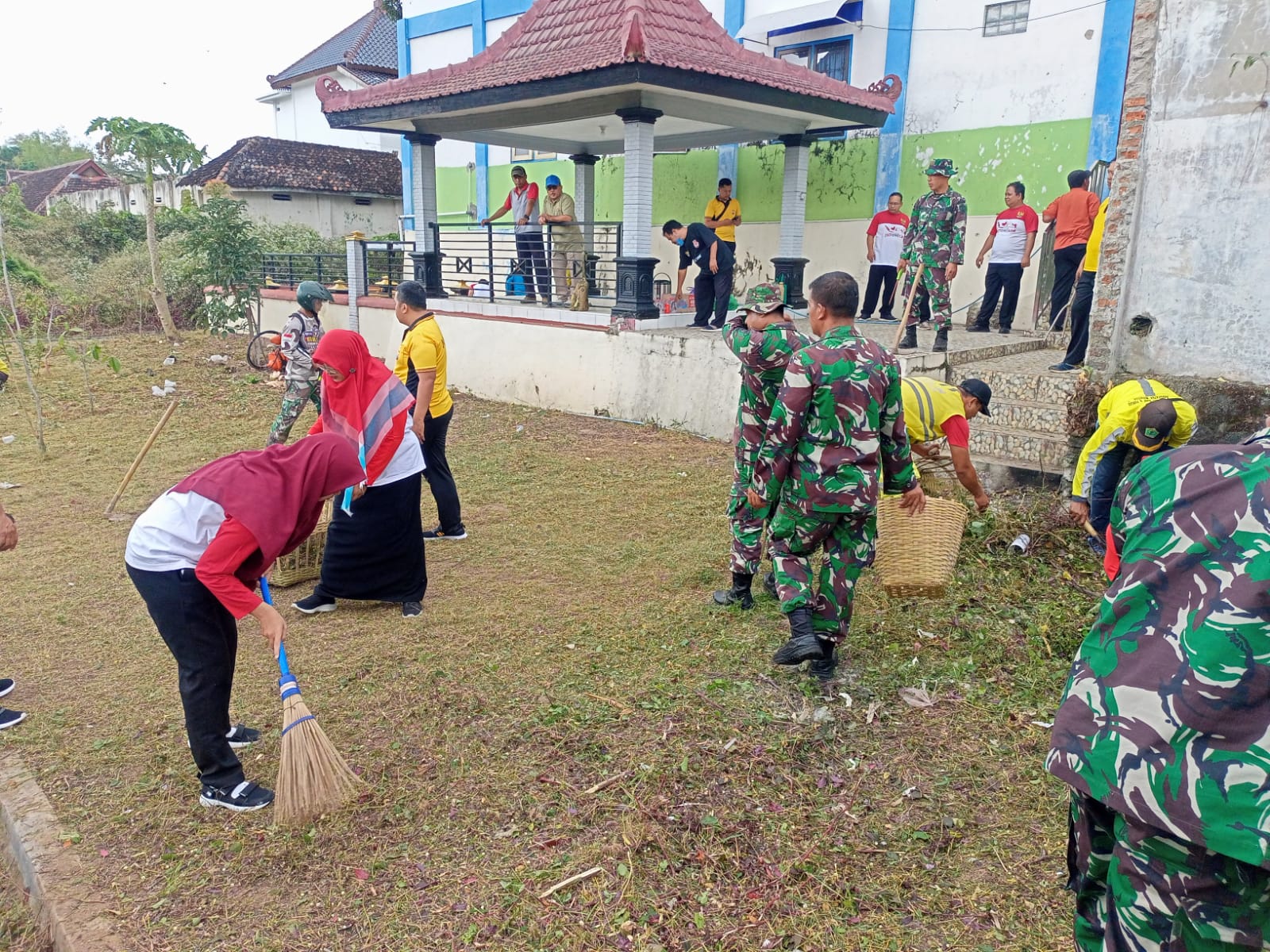 Jelang HUT RI ke-80 Komandan Koramil 0804/01 Magetan Pimpin Karya Bhakti Di Makam Leluhur Kabupaten Magetan