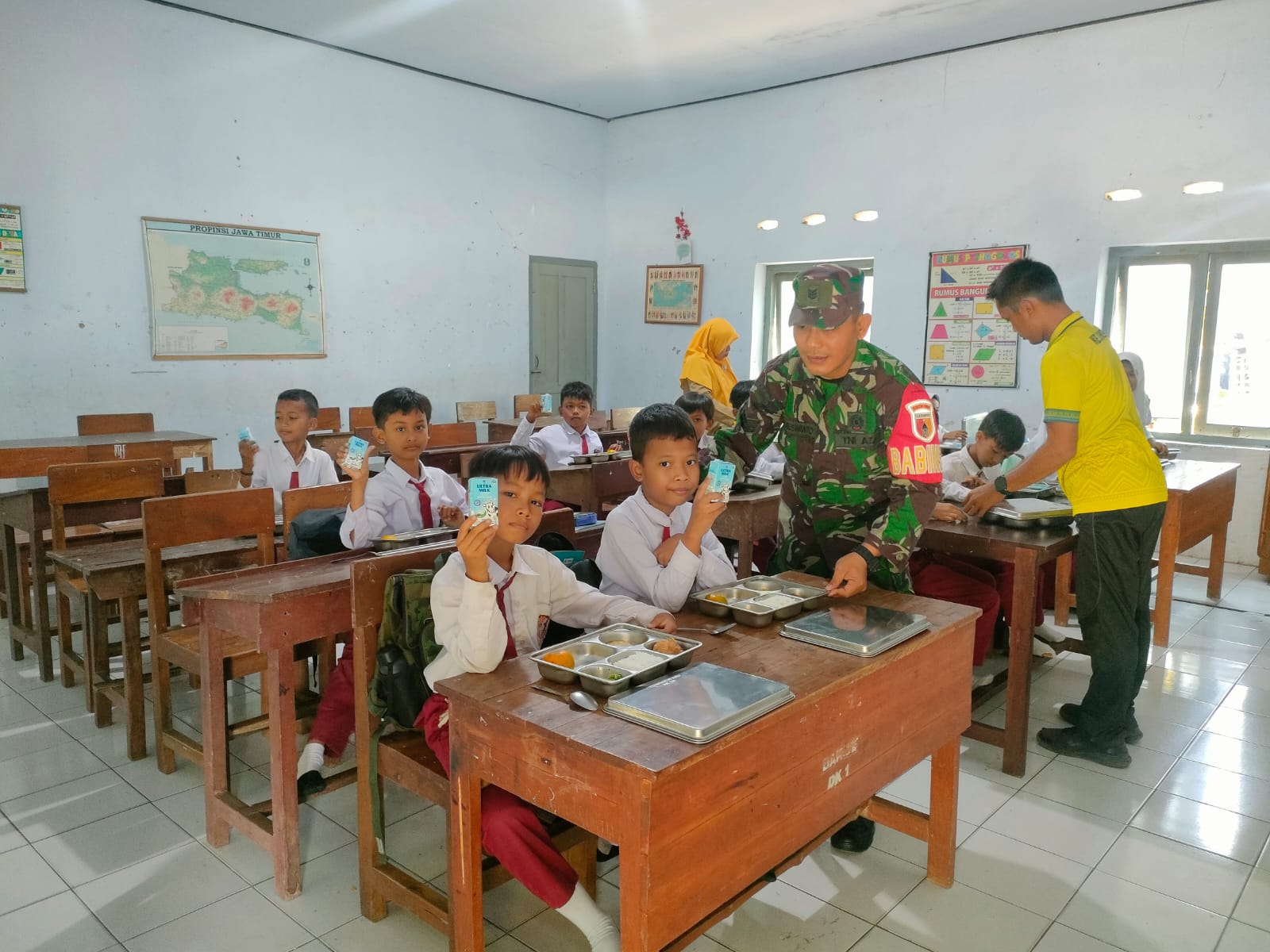 Babinsa Koramil 0804-12/Lembeyan Pendampingan Pembagian Program Makan Bergizi Gratis