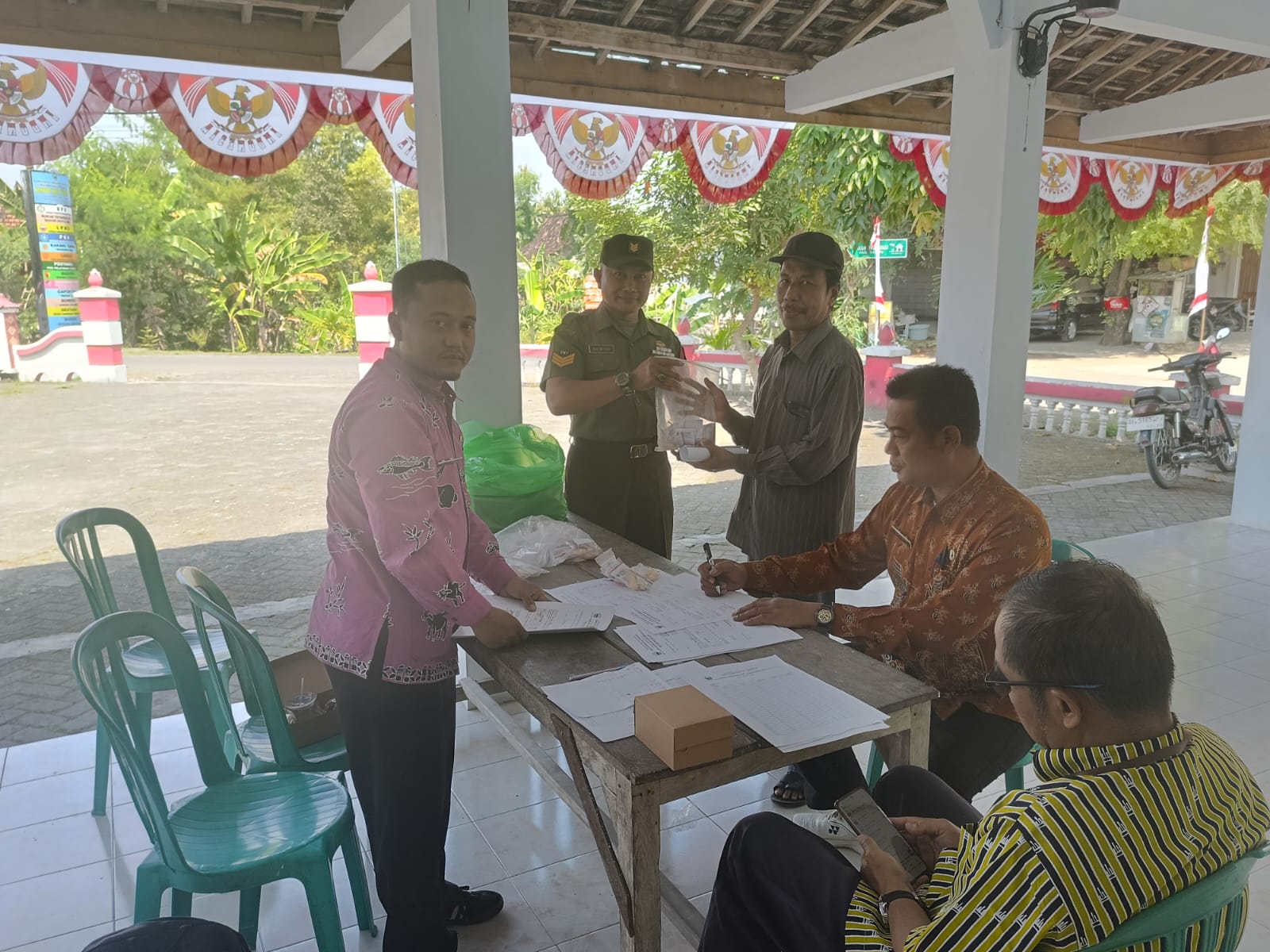 Pastikan Ternak Kondisi Sehat, Babinsa Koramil 0804/08 Barat Dampingi Distribusi Vitamin Untuk Ternak