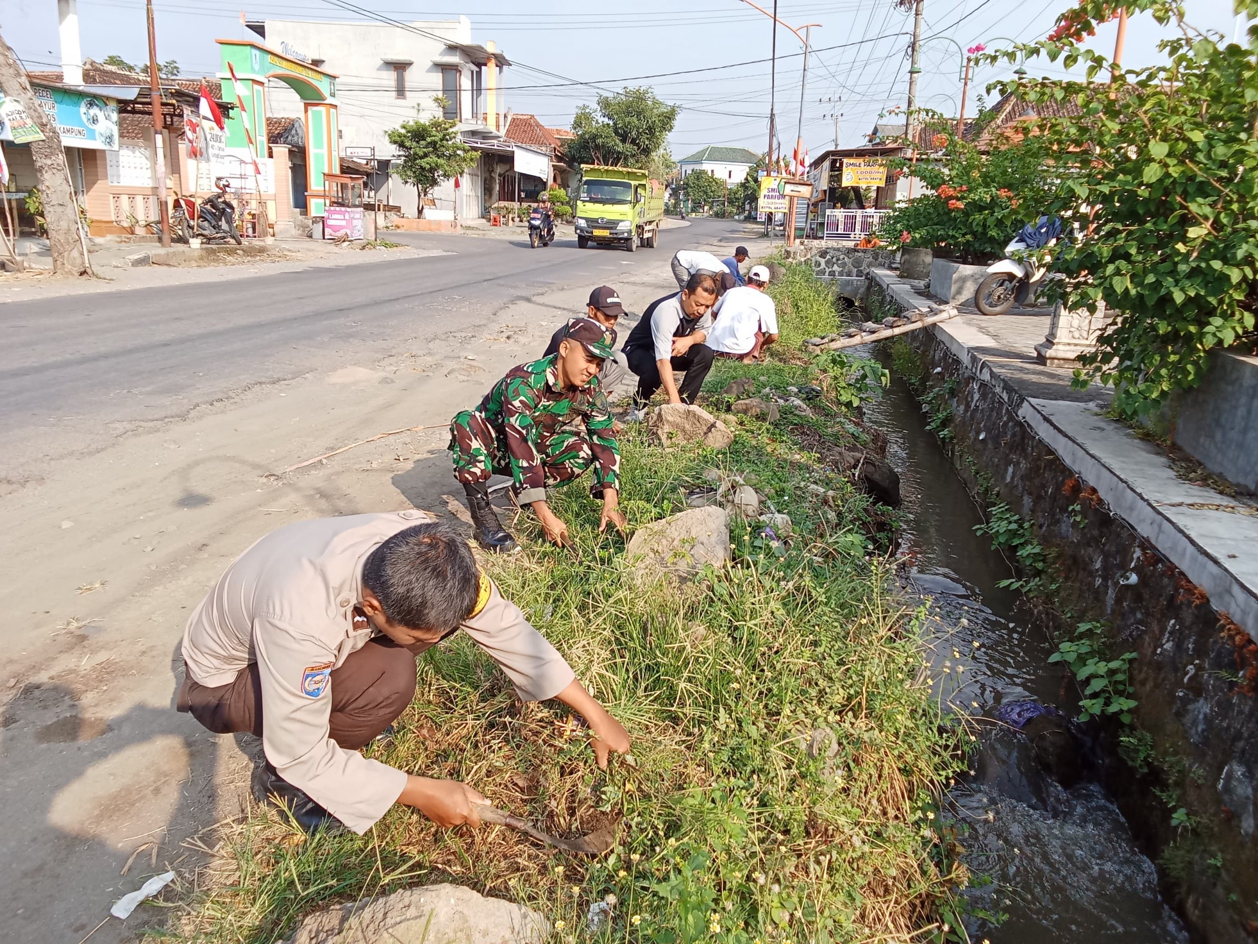 Babinsa Gotong Royong Bersama Warga Desa Ginuk