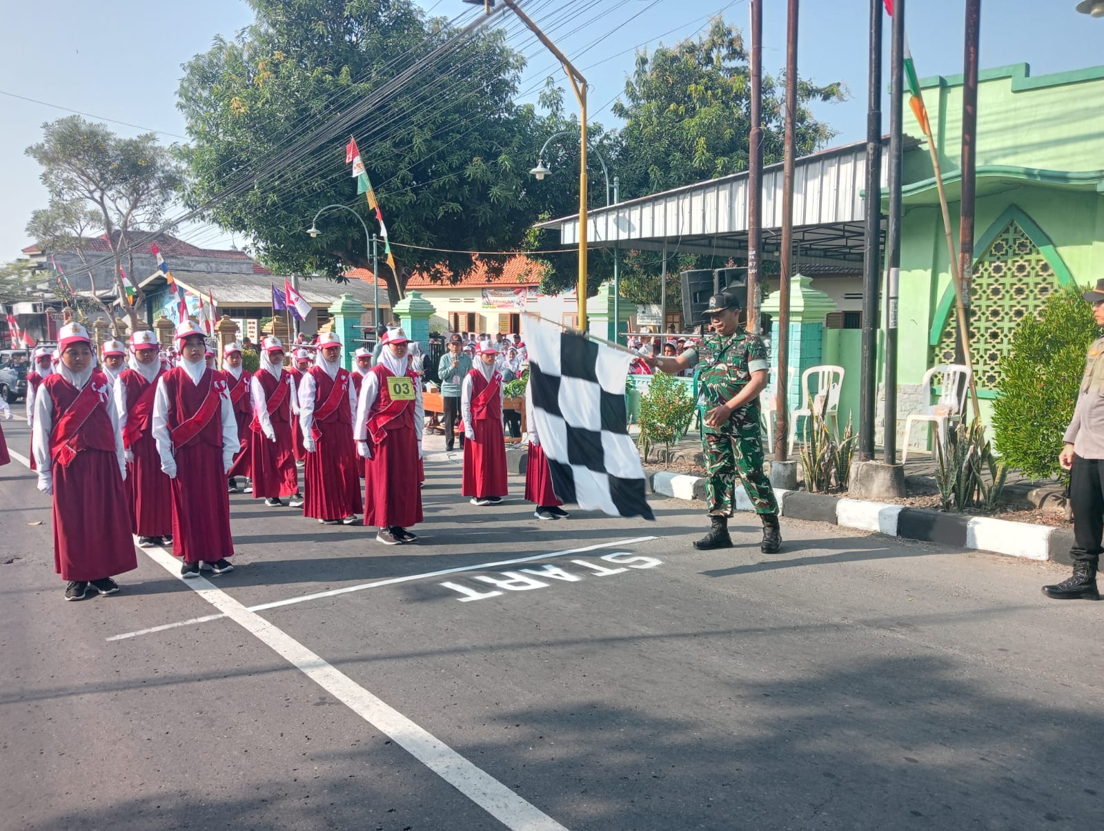 Bati tuud Koramil 0804/10 Kawedanan beserta jajaran forkopimca Hadiri Pelepasan Lomba Gerak Jalan dalam Rangka Memperingati HUT RI Ke-80 di Kawedanan