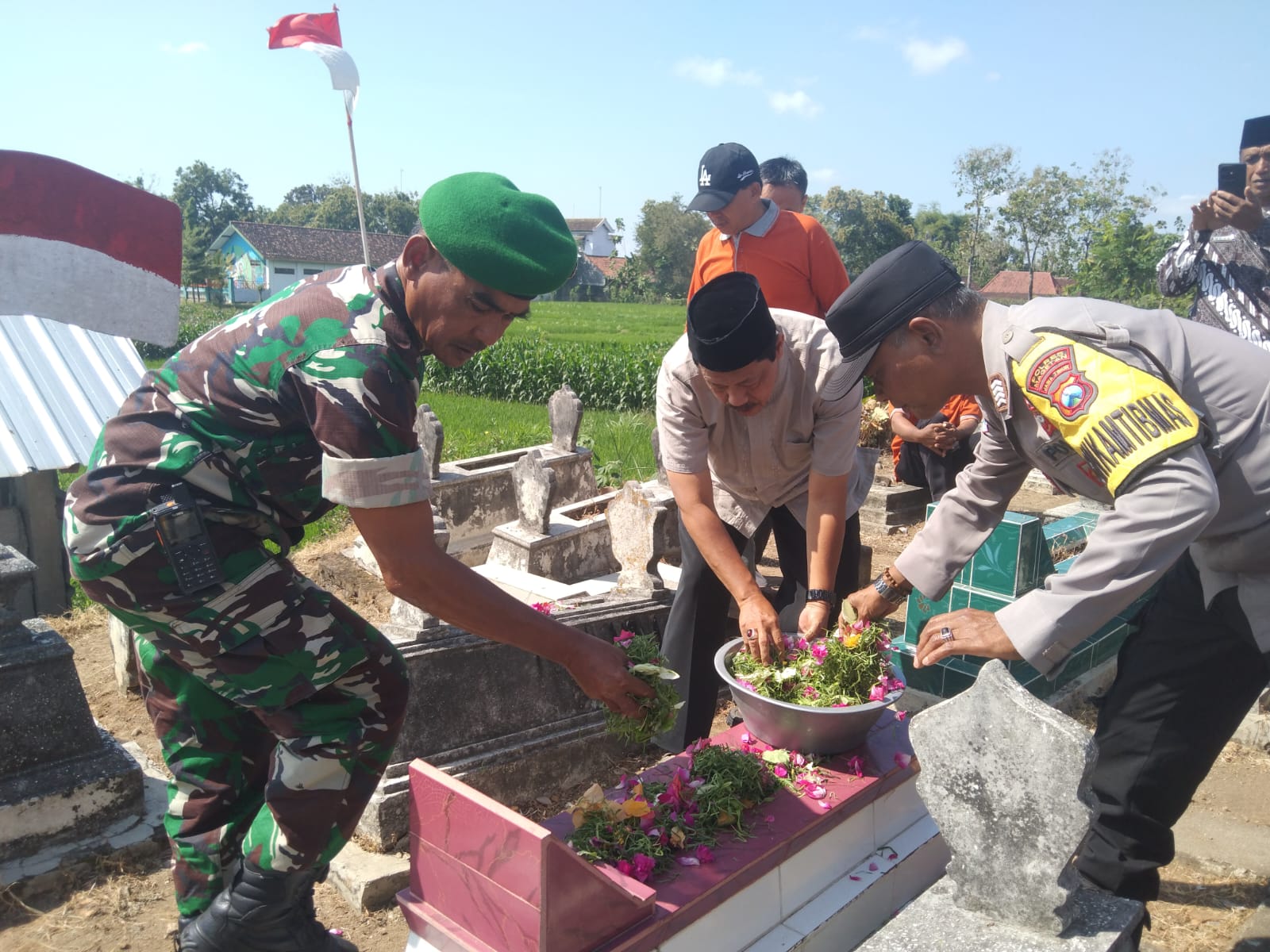 Mengenang Jasa Para Pejuang  Danramil  Bersama Forkopimca Lembeyan Ziarah Ke Makam Pejuang Veteran