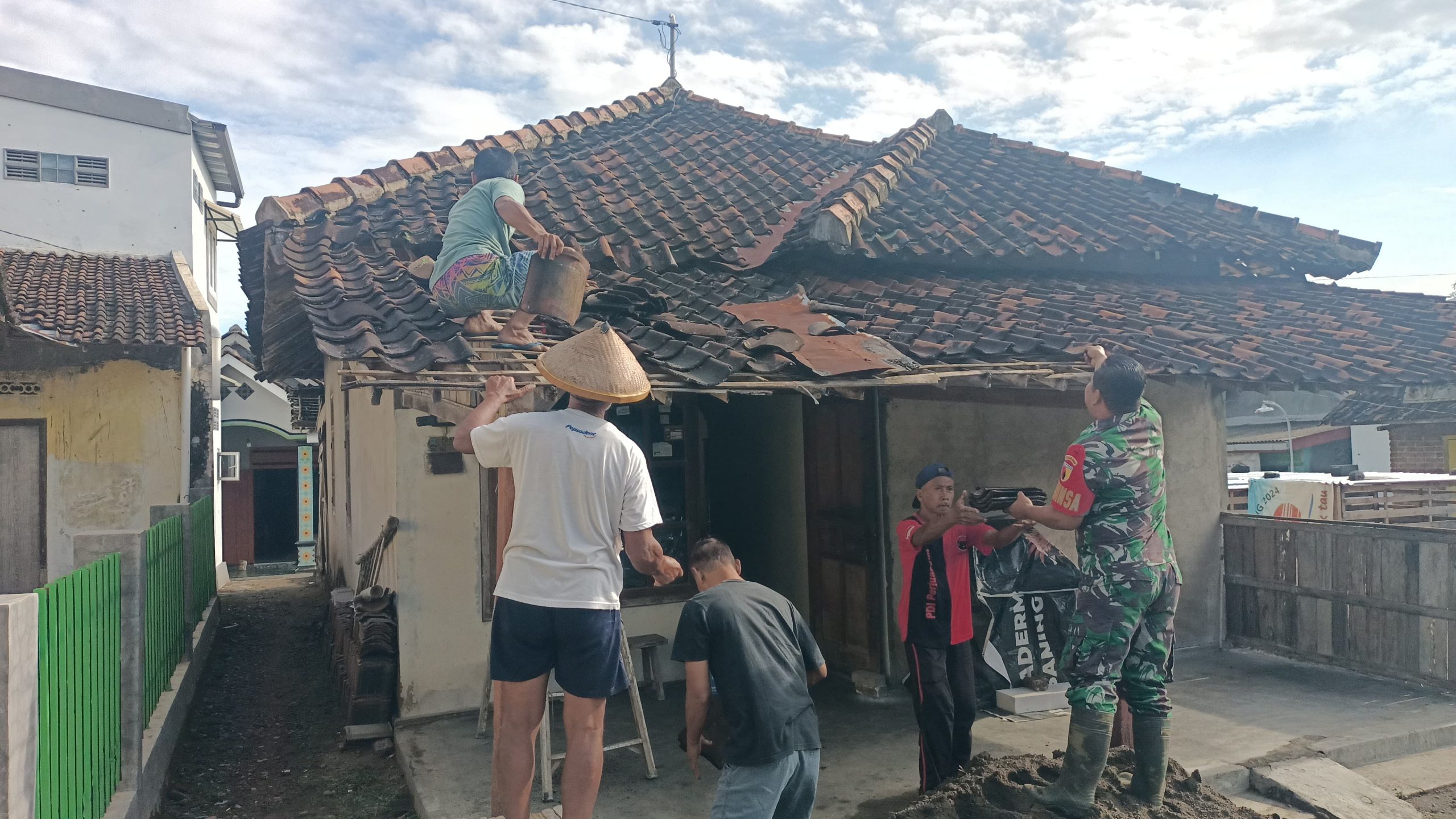 Dengan Semangat Membara, Koramil 0804/01 Magetan Mulai Mengerjakan RTLH Di Wilayah Teritorialnya