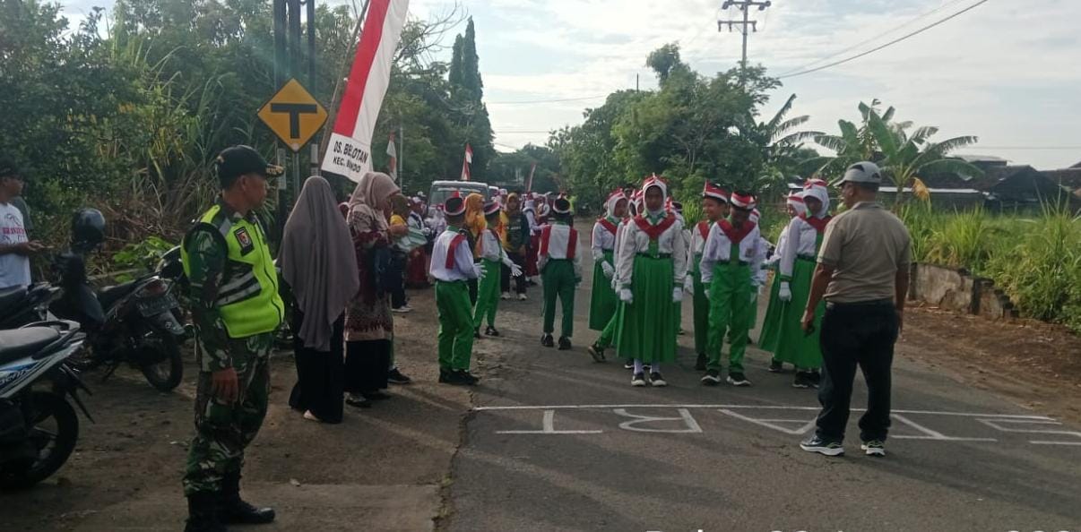 Anggota Koramil 0804/13 Bendo Melaksanakan Pengamanan Gerak Jalan SD se-Kecamatan Bendo