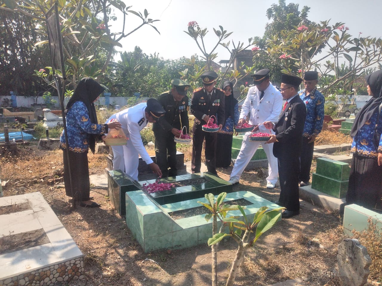Bati Tuud Koramil 0804/08 Barat Bersama Forkopimca Ziarah Dan Tabur Bunga Ke Makam Pahlawan Pendiri Desa