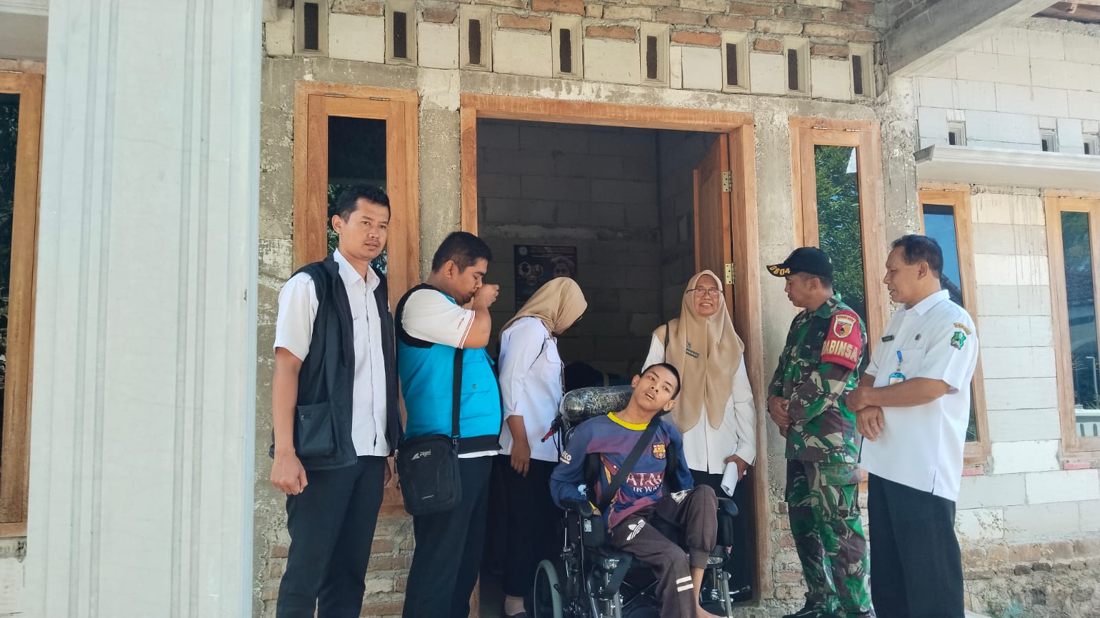 Kepedulian Terhadap Warganya, Babinsa Koramil 0804/10 Kawedanan Dampingi Pemberian Kursi Roda