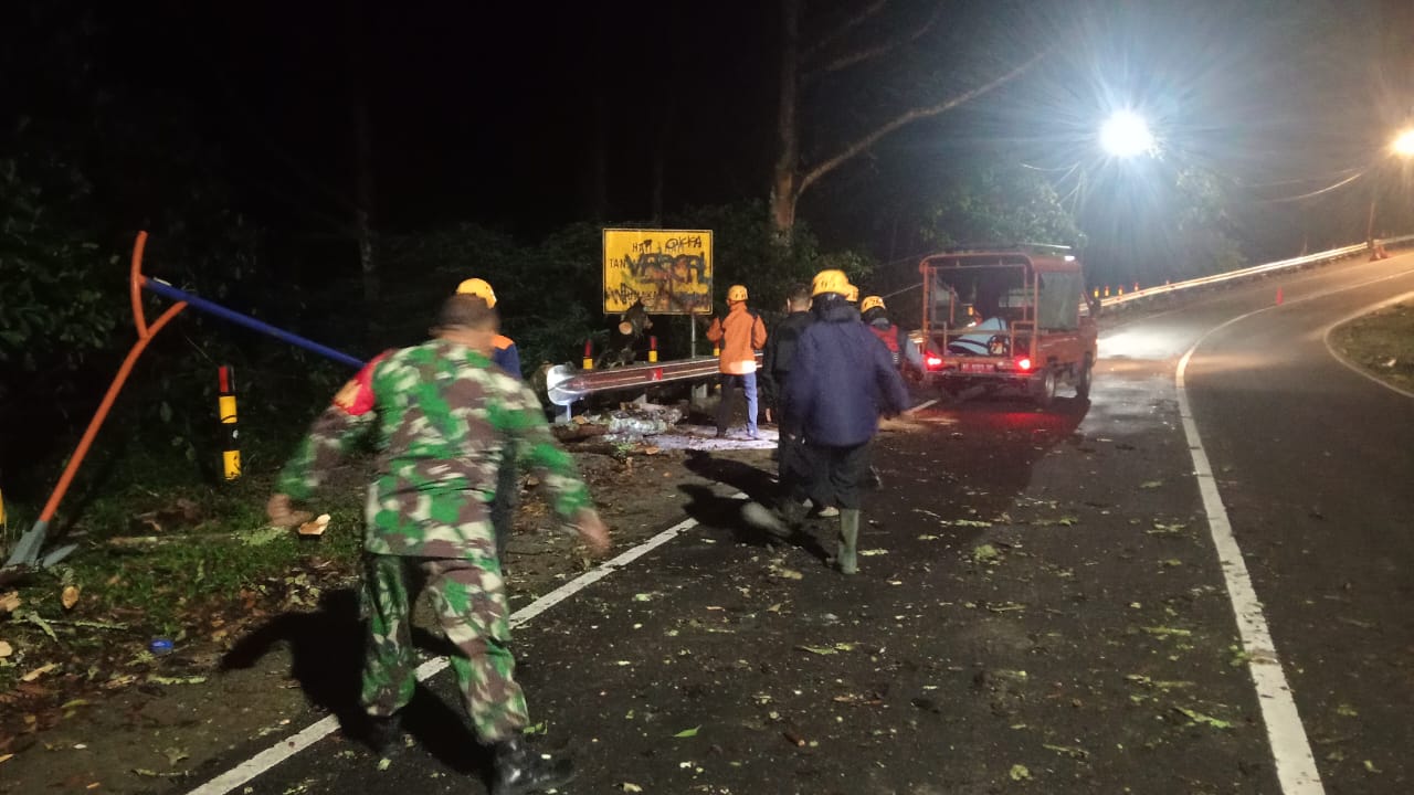 Gerak Cepat Anggota Babinsa Koramil 0804/02 Plaosan Evakuasi Pohon Tumbang Di Desa Binaan