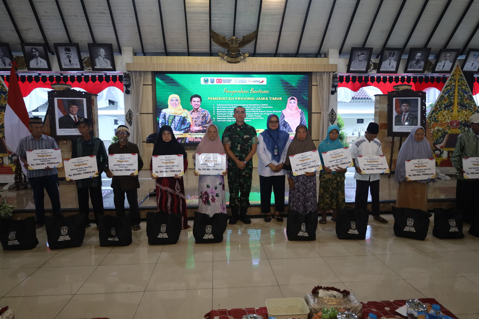 Dandim 0804/Magetan Bersama Forkopimda Dampingi Wagub Jatim Serahkan Bansos Kepada Masyarakat Magetan