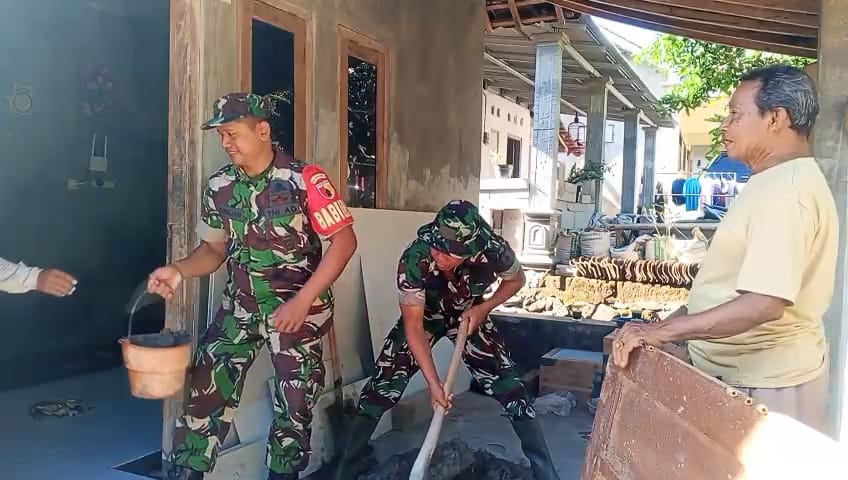 Anggota Posramil Ngariboyo Bantu Rehab Rumah Tidak Layak Huni Milik Ibu Sayati