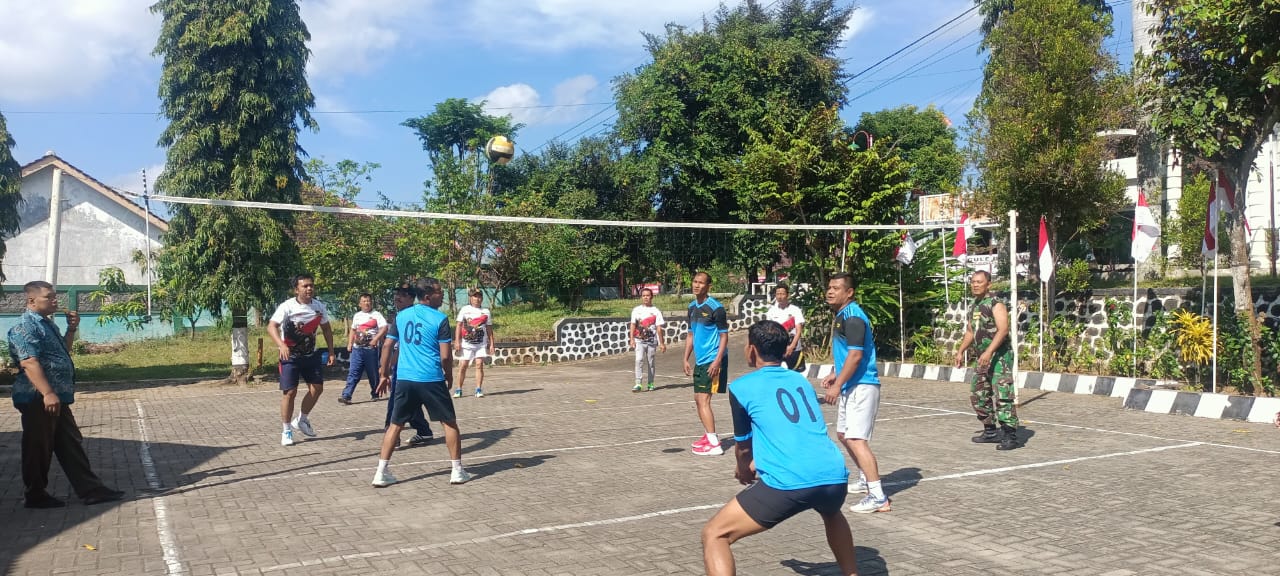 Ramaikan HUT ke-80 Kemerdekaan RI, Posramil Ngariboyo Ikut Turnamen Bola Volly Antar Desa Di Ngariboyo