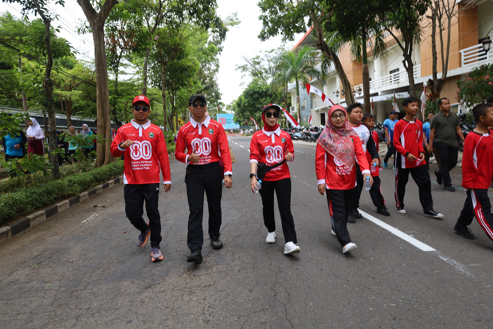 Meriahkan HUT ke-80 Kemerdekaan RI Dandim 0804 Bersama Forkopimda Magetan Ikuti Jalan Sehat