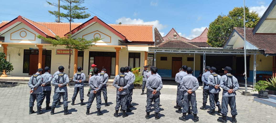 Babinsa Desa Bogoarum Latih Peraturan Baris Berbaris Diwilayah Binaan