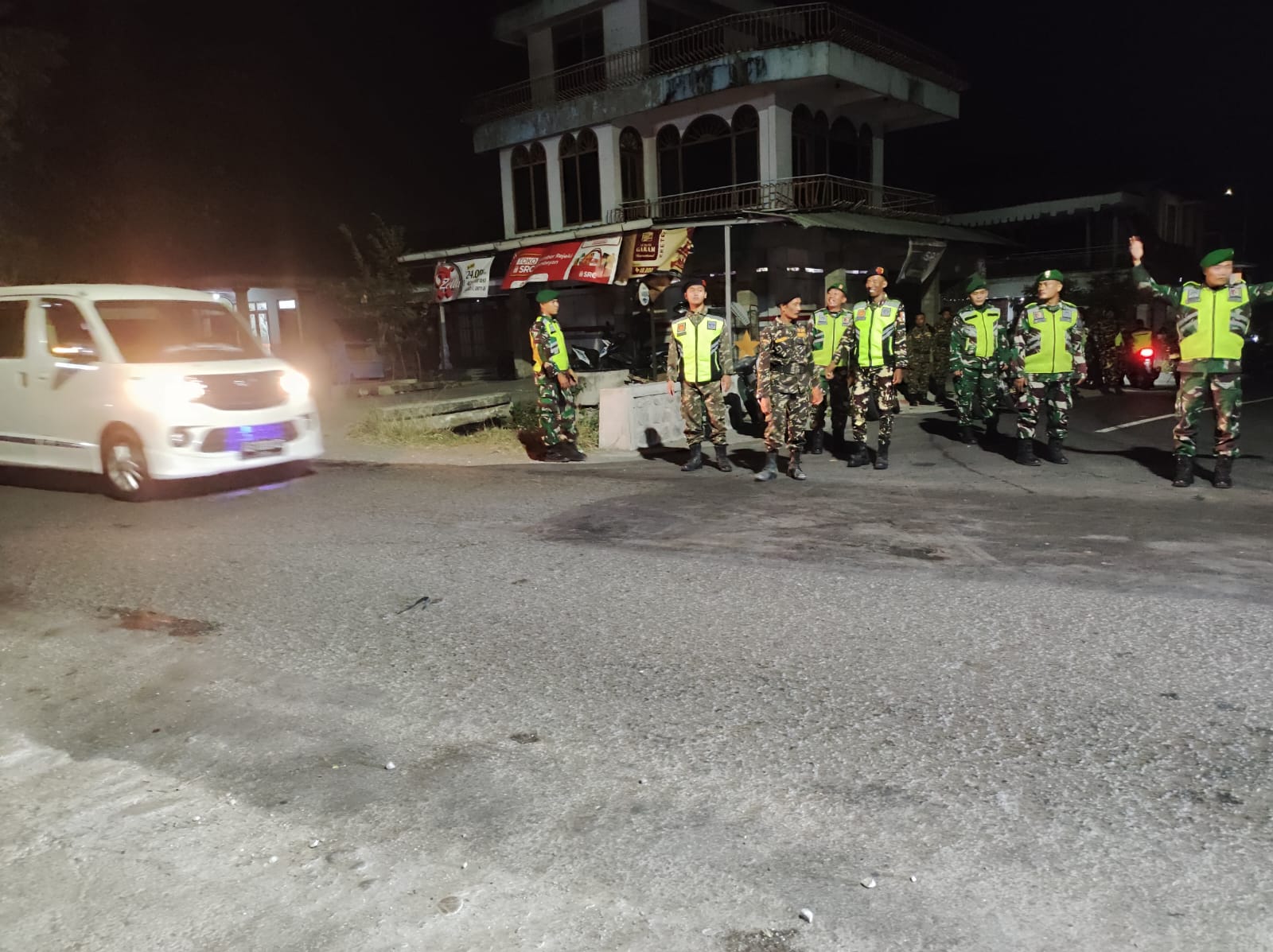 Jaga Kondusifitas Wilayah, Anggota Distrik III jajaran Koramil Kodim 0804/Magetan Bersama Ansor dan Banser gelar Patroli bersama