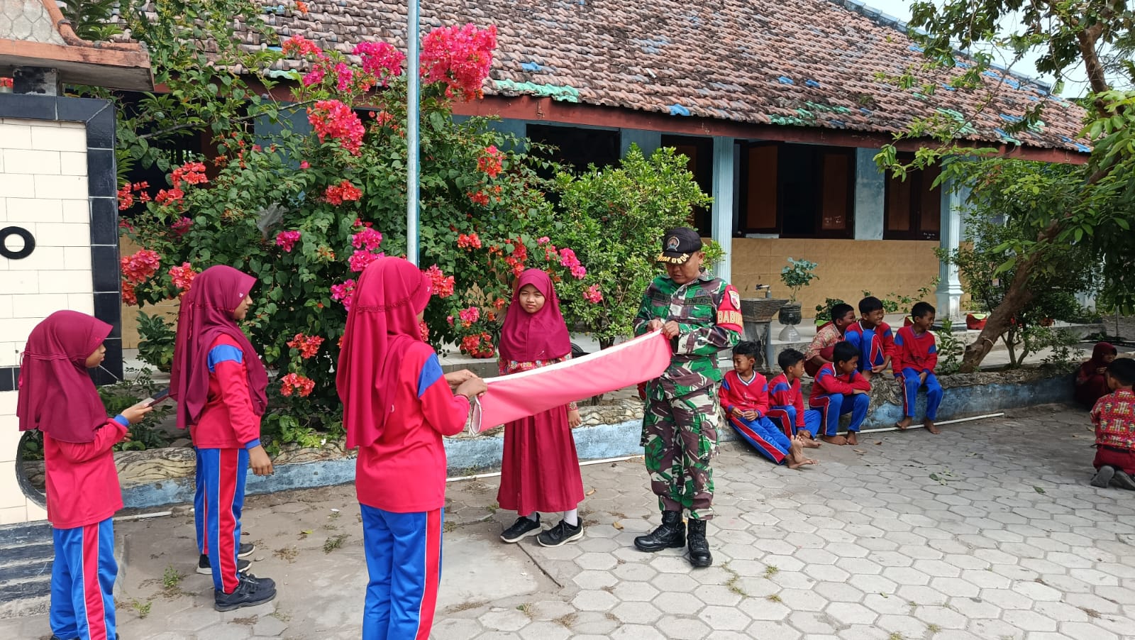 Bentuk Kepedulian Pada Generasi Muda, Babinsa Koramil 0804/13 Bendo Memberi Pelatihan Petugas Upacara Di Sekolah