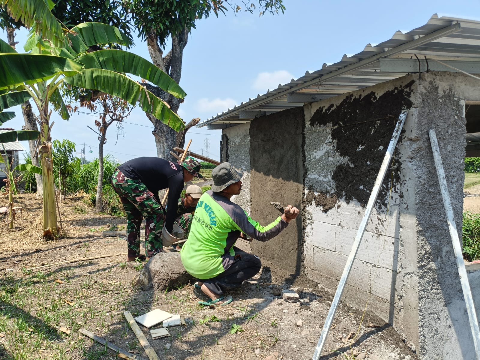 TMMD ke-126: Pembangunan Poskamling di Desa Kembangan Terus Dikebut