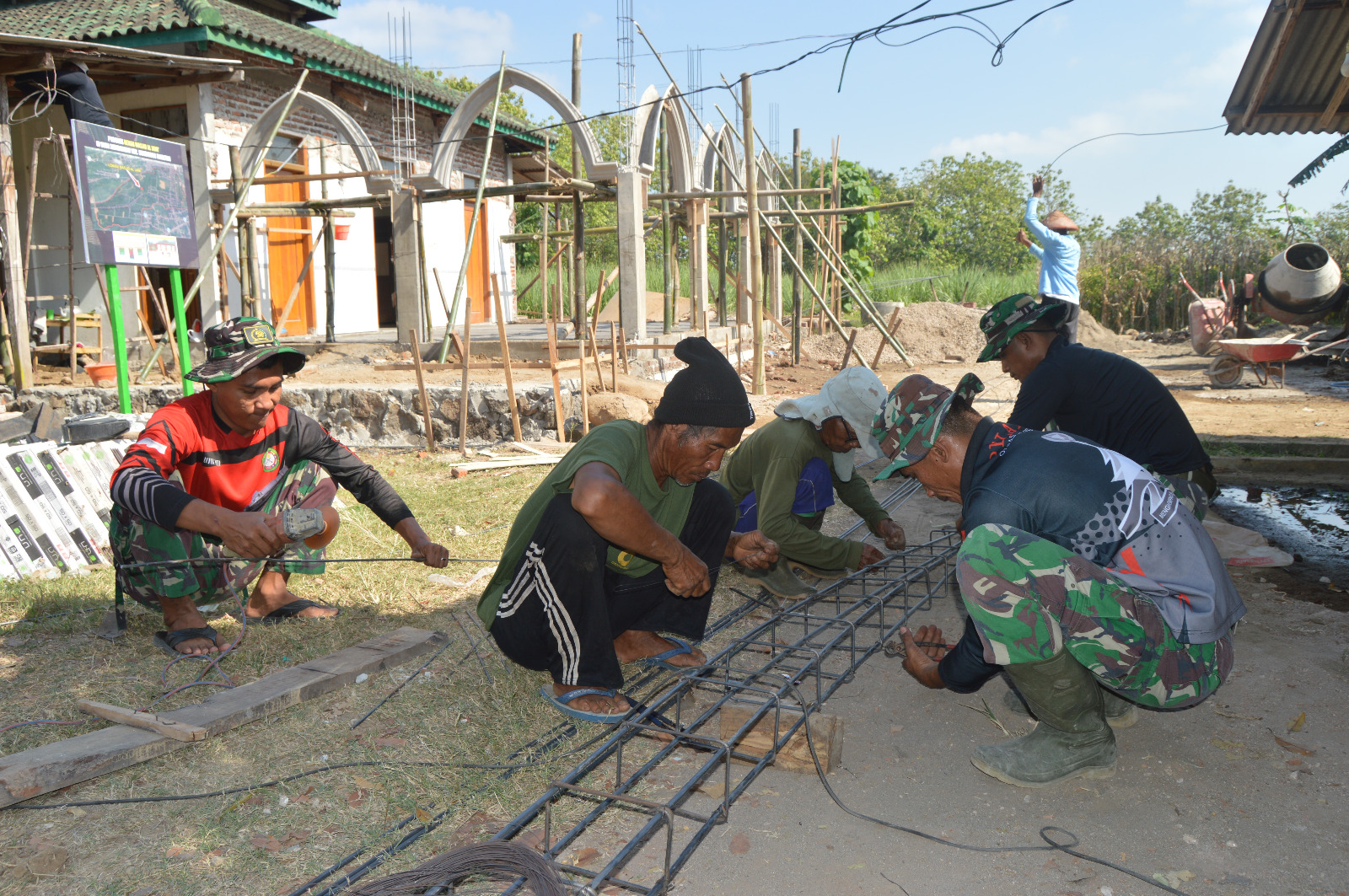 Satgas TMMD Bersama Warga Rangkai Besi Untuk Memperkuat Struktur Masjid Baitul Jami Desa Kembangan