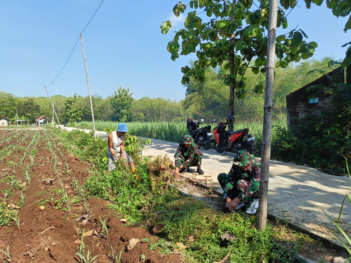 Kerja Bakti Bersihkan Irigasi, Sinergi TNI dan Warga di Lokasi TMMD ke-126 Desa Kembangan