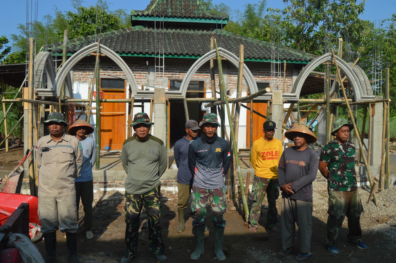 TNI dan Warga Kebut Renovasi Masjid Jami’ di Lokasi TMMD ke-126 Desa Kembangan