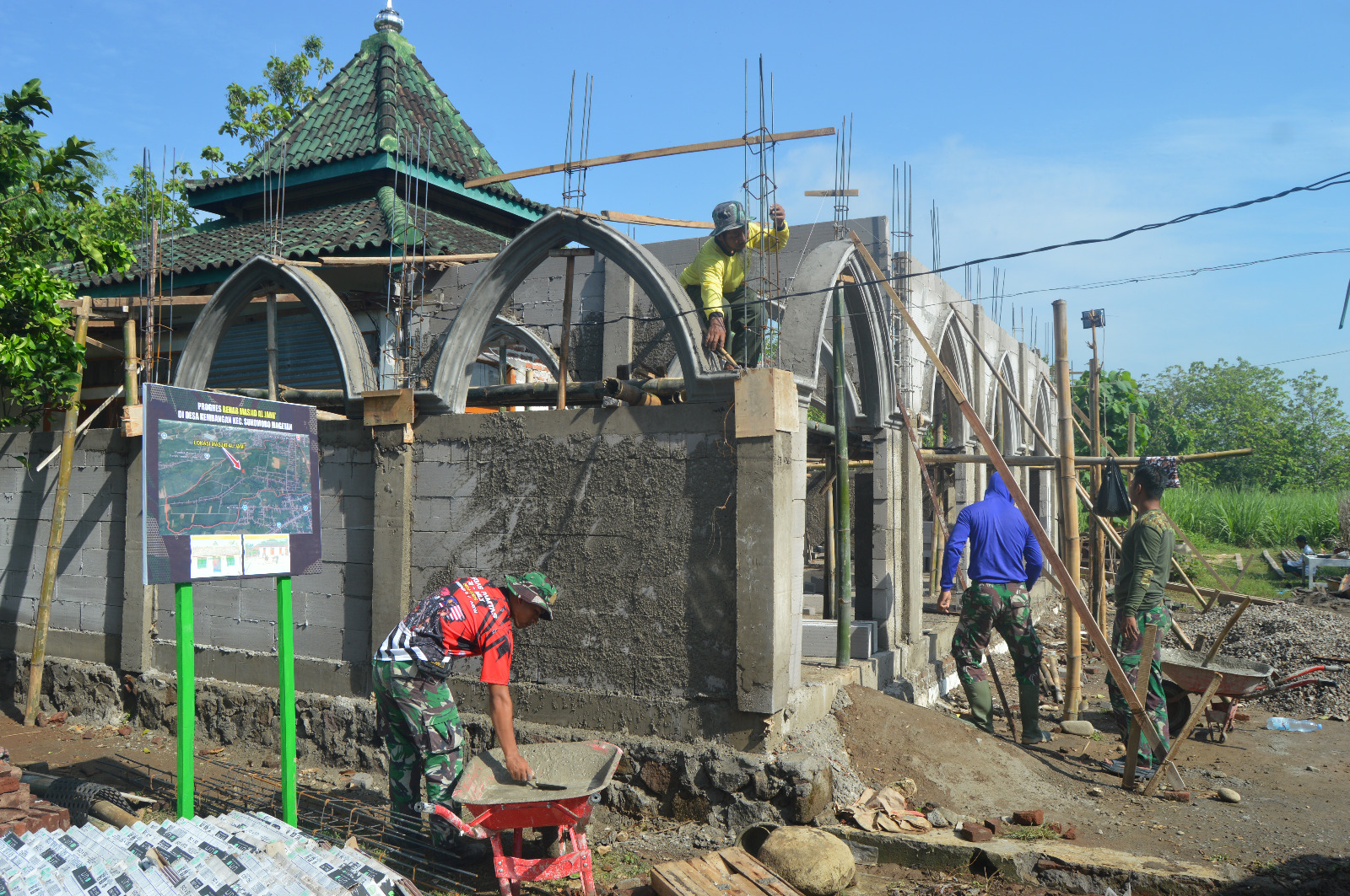 Satgas TMMD ke-126 Kodim 0804/Magetan Bersama Warga Kebut Renovasi Masjid Jami’ Desa Kembangan