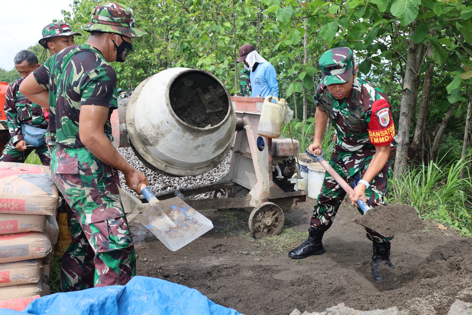 Dansatgas TMMD Turun Langsung Bersama Warga Desa Kembangan Kebut Pengecoran Jalan