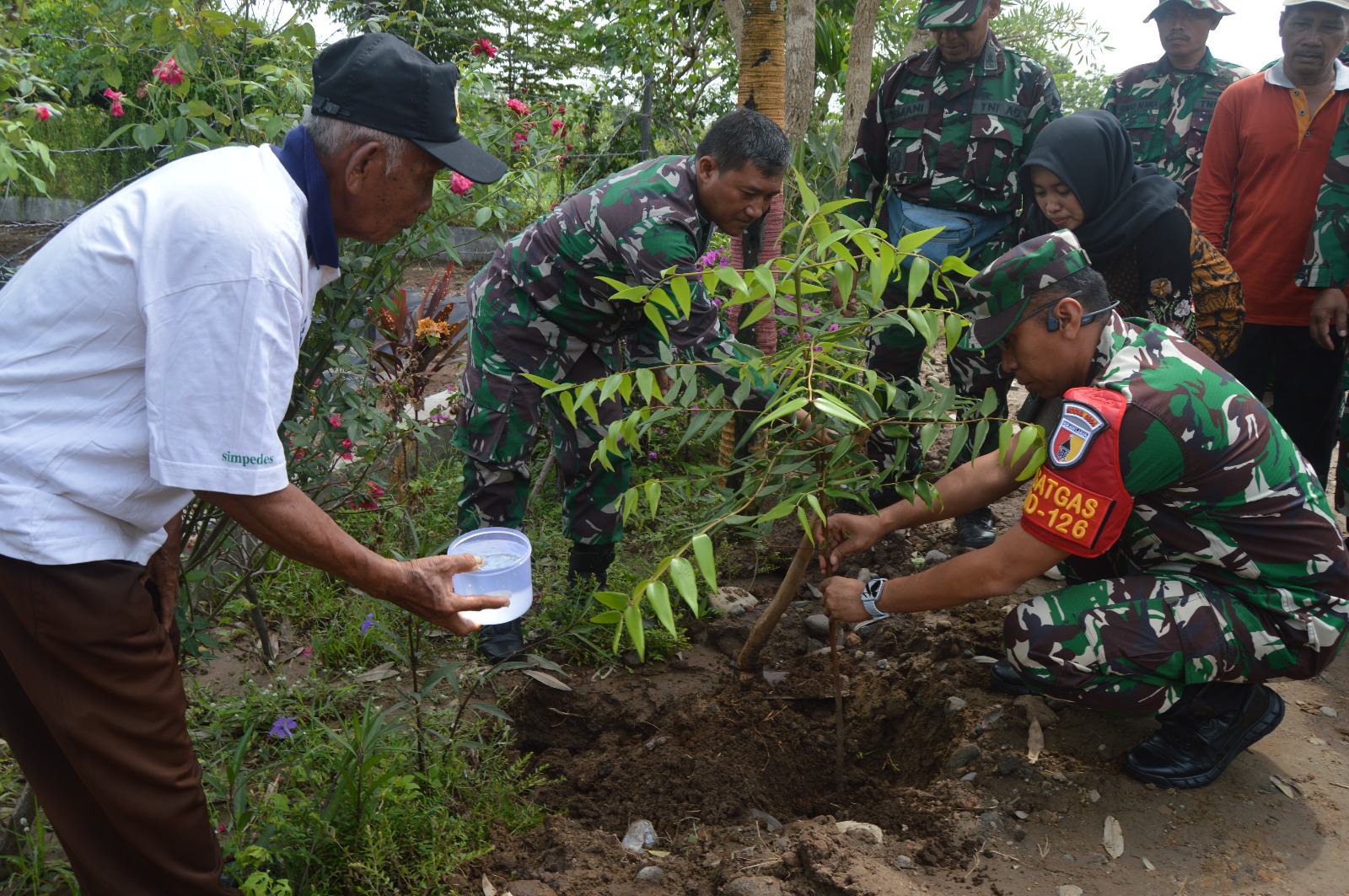 Satgas TMMD ke-126 Kodim 0804/Magetan Tanam Pohon di Desa Kembangan, Wujud Nyata Lestarikan Alam