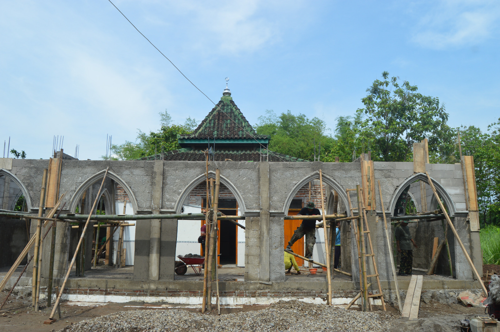 Renovasi Masjid Jami’ Desa Kembangan oleh Satgas TMMD ke-126 Kodim 0804/Magetan Mulai Tampakkan Hasil