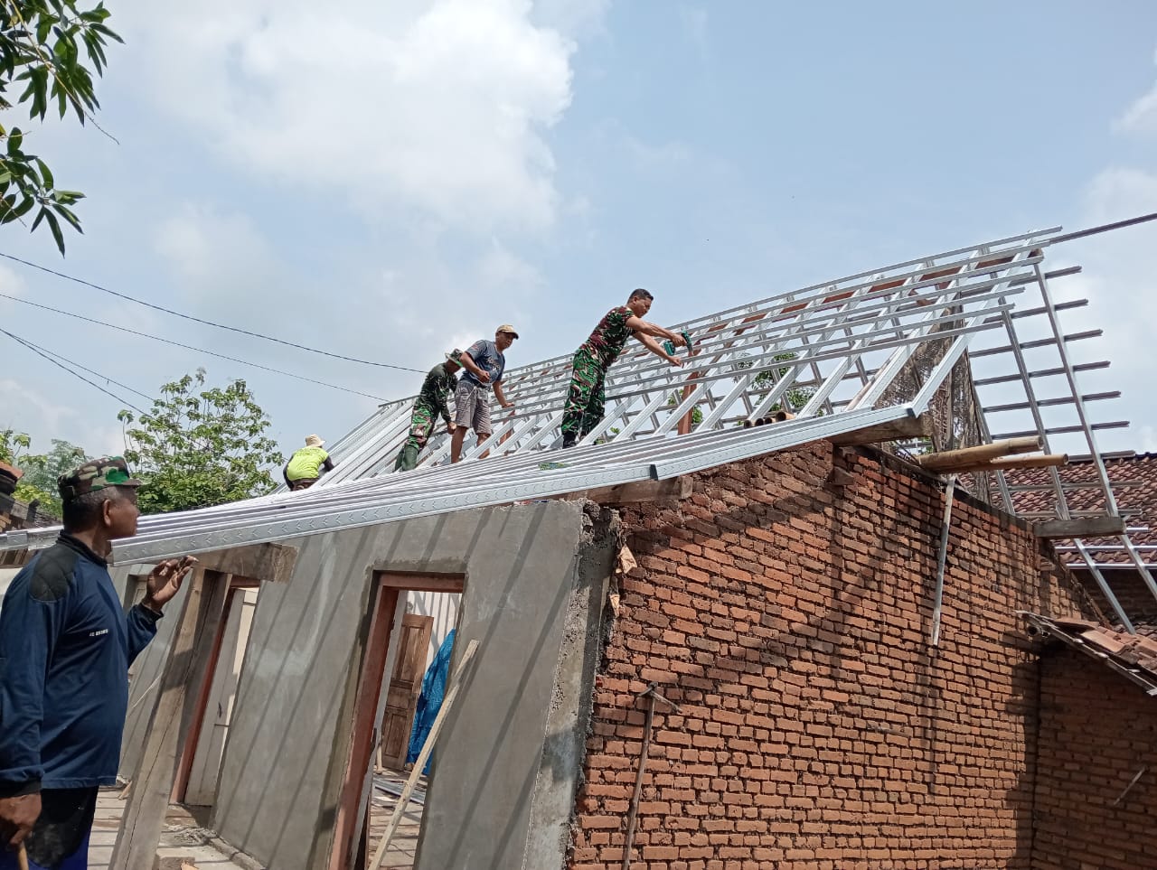 Satgas TMMD ke-126 Semangat Renovasi Rumah Tidak Layak Huni di Desa Kembangan