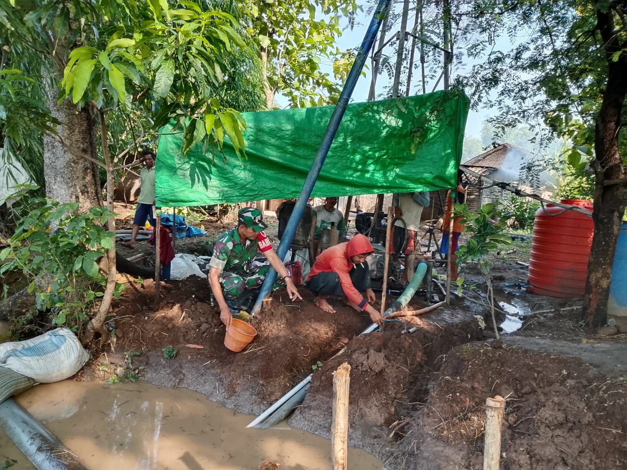 TNI dan Warga Bangun Sumur Bor di Lokasi TMMD Desa Kembangan