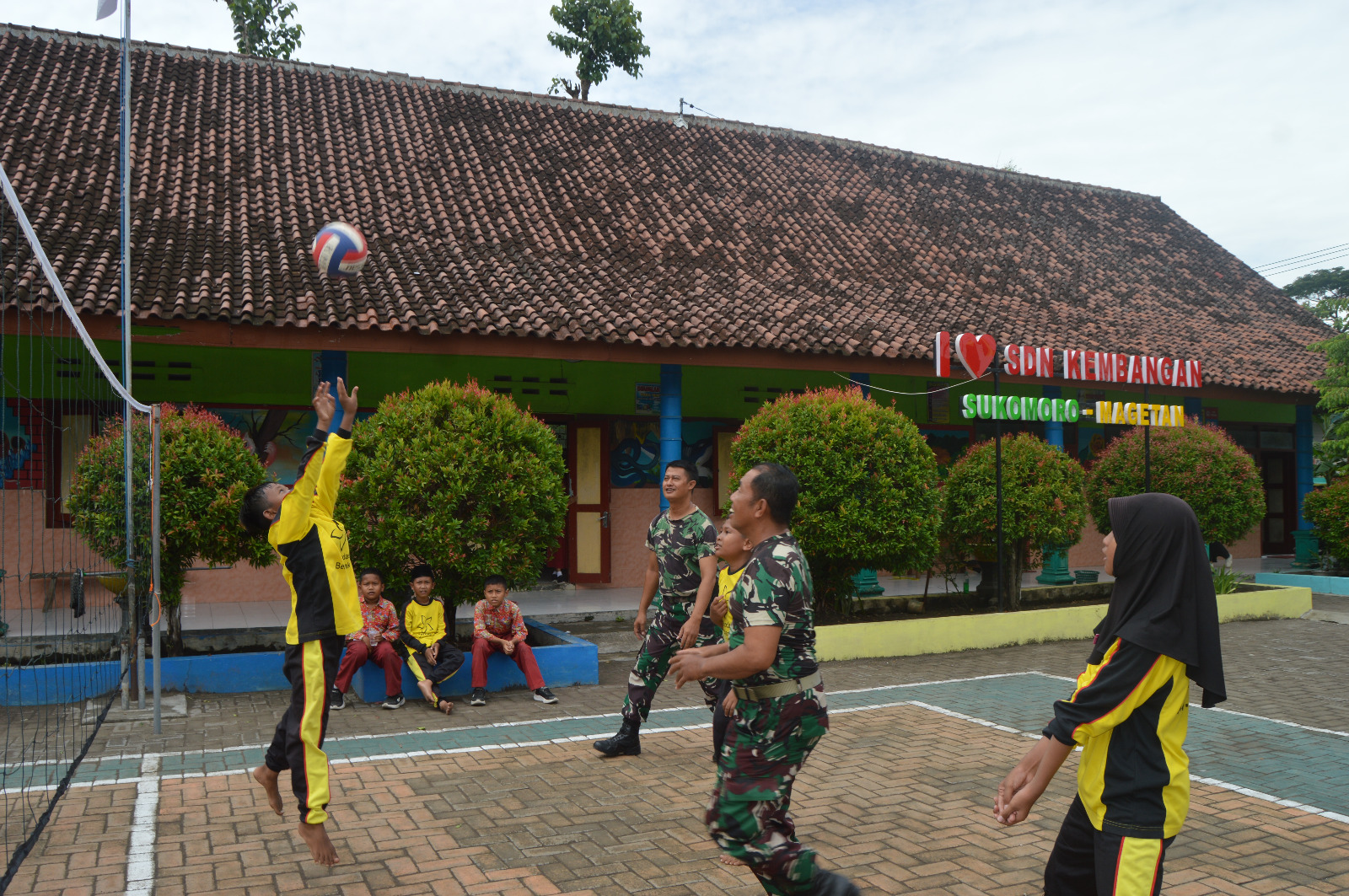 Satgas TMMD Desa Kembangan Jadikan Siswa SD Sahabat TNI Lewat Permainan Bola Voli