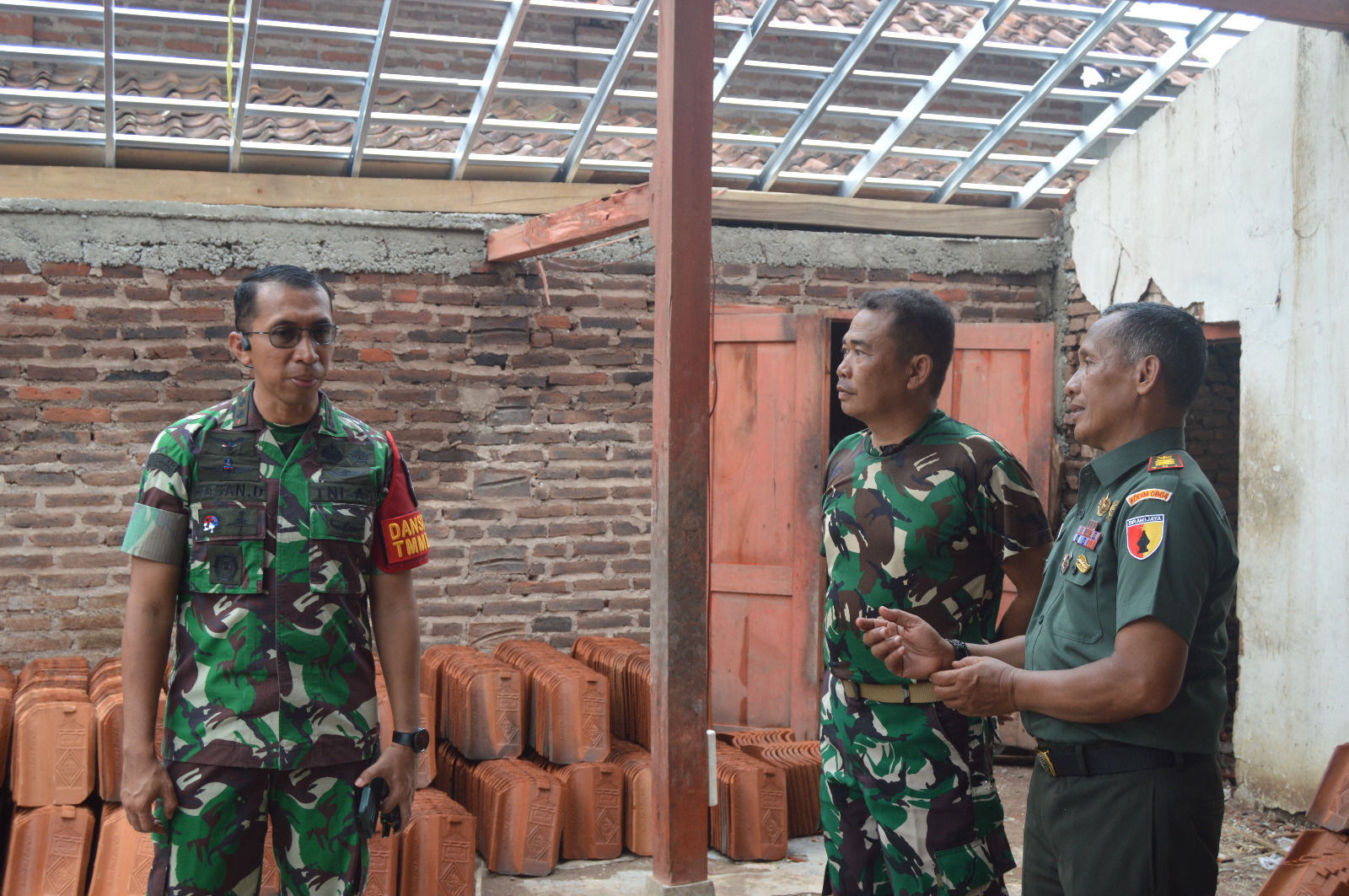 Dansatgas TMMD ke-126 Kodim 0804/Magetan Tinjau Pengerjaan Rutilahu di Desa Kembangan