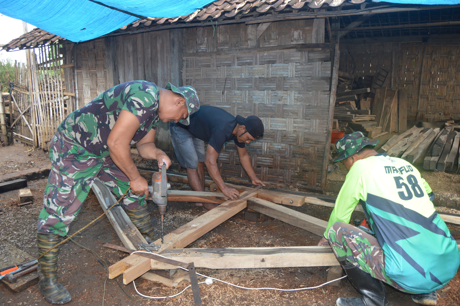 Satgas TMMD ke-126 Terjunkan Tukang Kayu untuk Kerjakan Rutilahu Mbah Iswahyudi di Desa Kembangan