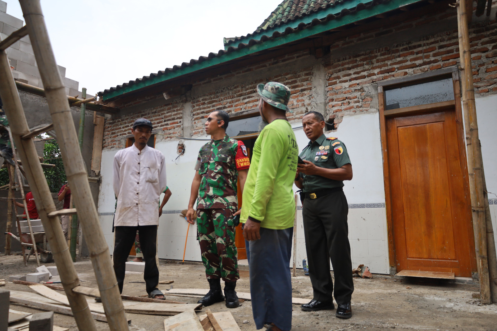 Dansatgas TMMD ke-126 Kodim 0804/Magetan Tinjau Renovasi Masjid Jami’ di Desa Kembangan