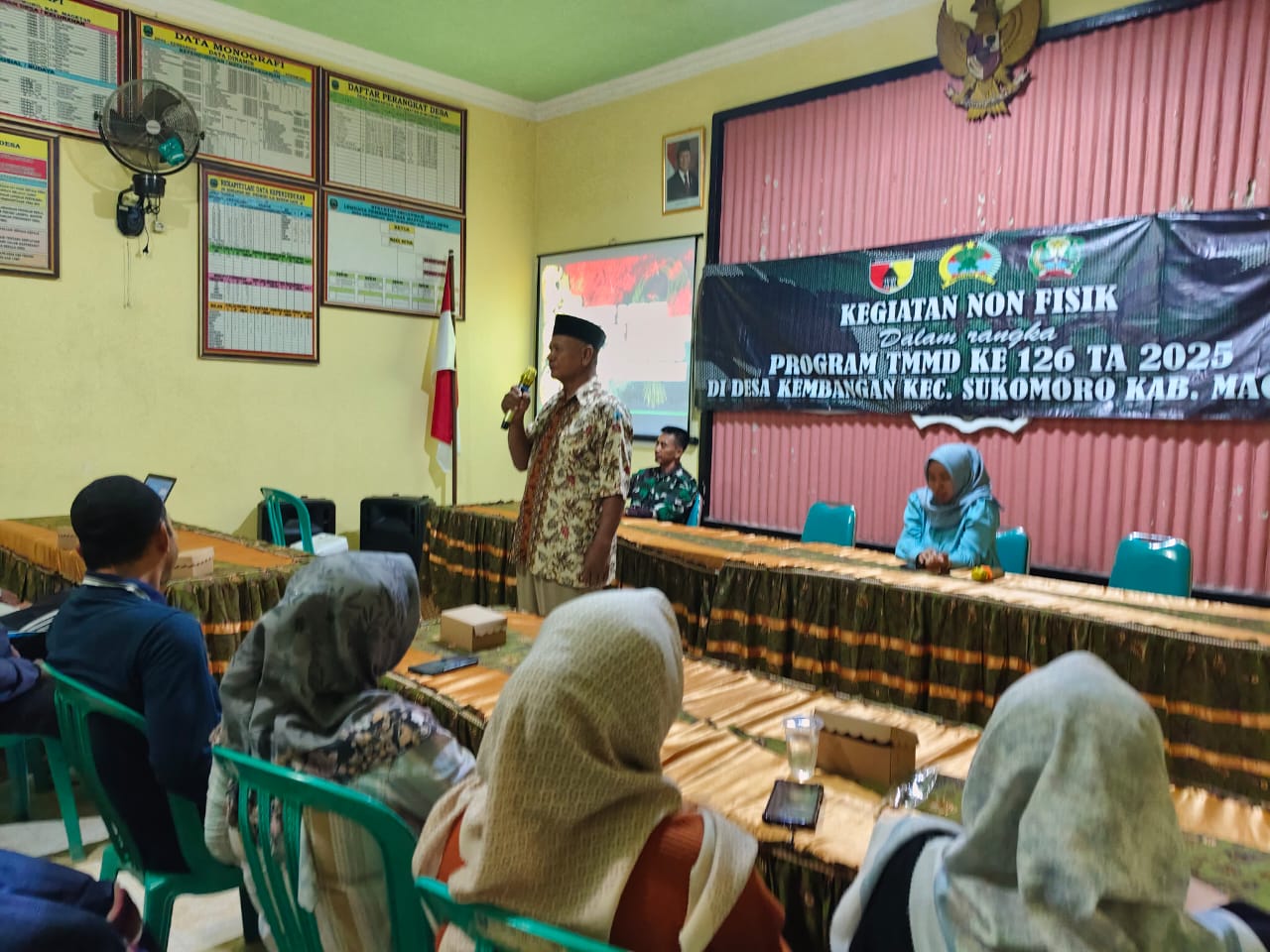 Warga Kembangan Antusias Ikuti Penyuluhan Pelayanan Publik dan Kependudukan oleh Satgas TMMD