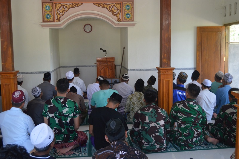 Meski Sibuk Membangun Sasaran Fisik, Satgas TMMD Tetap Utamakan Sholat Berjamaah Bersama Warga