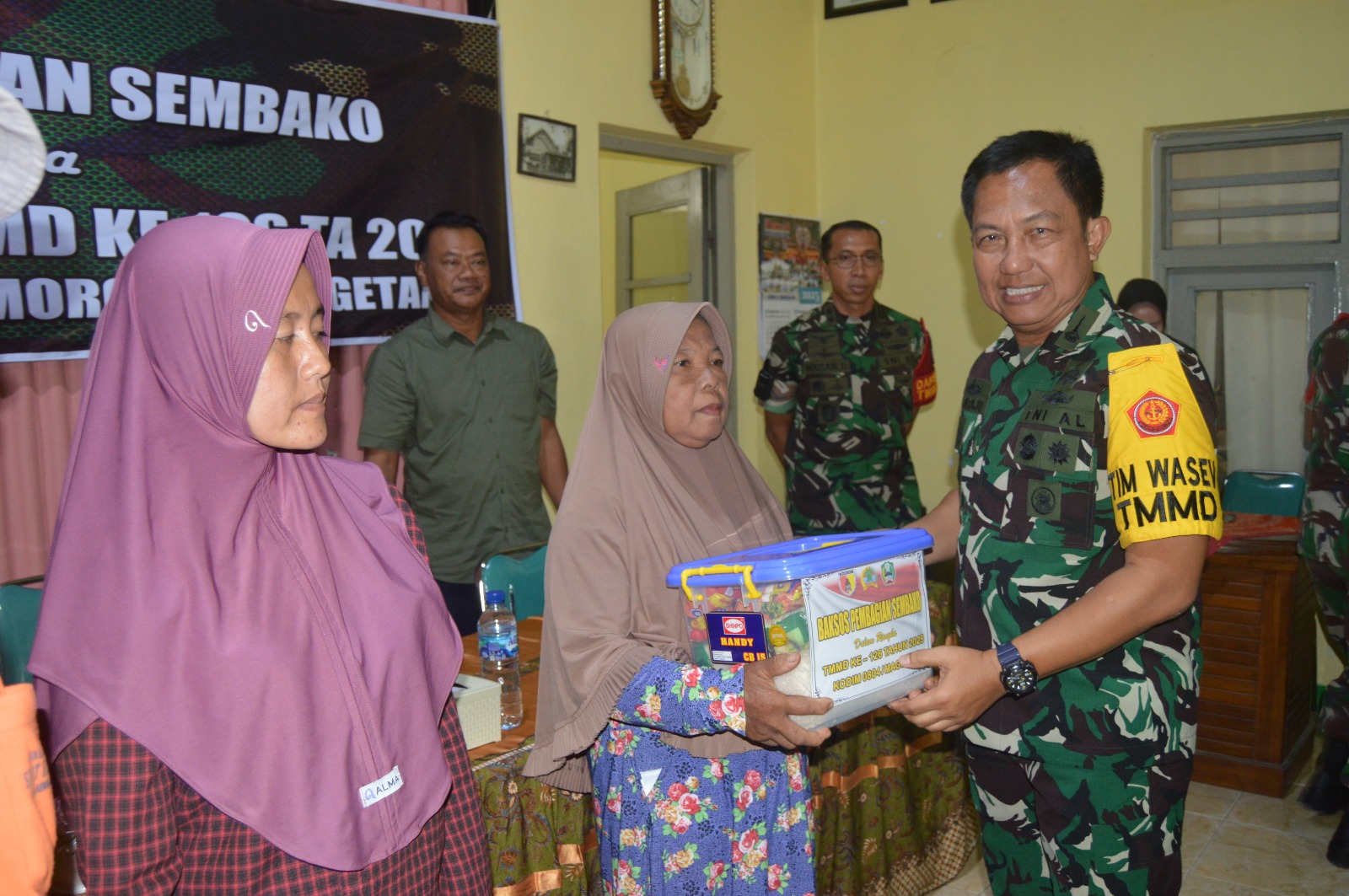 Kunjungan Tim Wasev, Satgas TMMD ke-126 Desa Kembangan Gelar Bakti Sosial Bagikan Sembako