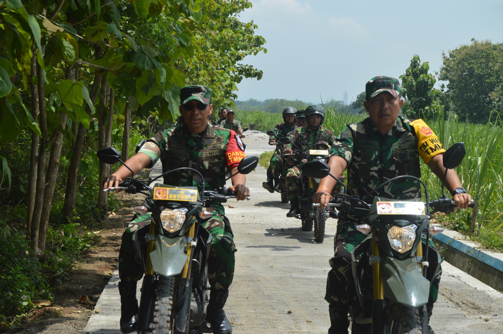 Dansatgas Bersama Tim Wasev Naiki Trail Tinjau Sasaran TMMD di Desa Kembangan