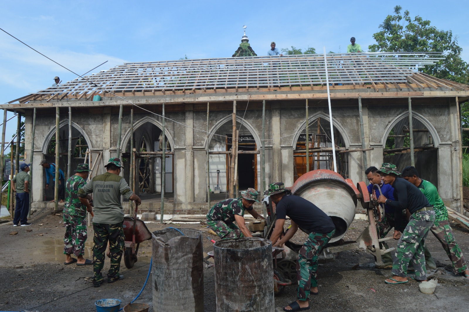 Satgas TMMD Kebut Renovasi Masjid Jami’ Desa Kembangan