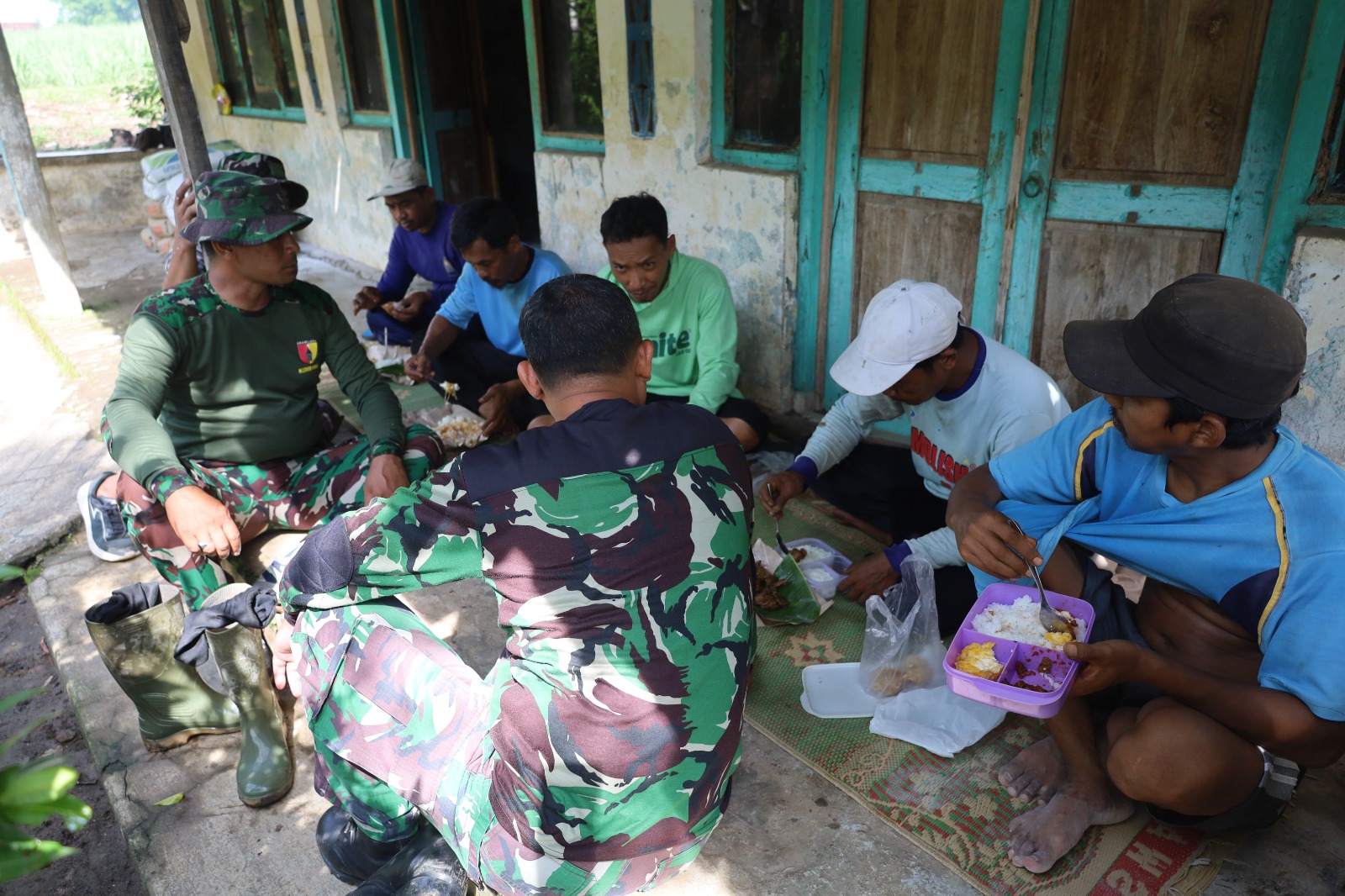 Satgas TMMD Tampak Harmonis Saat Menikmati Santapan Makan Siang Bersama Warga