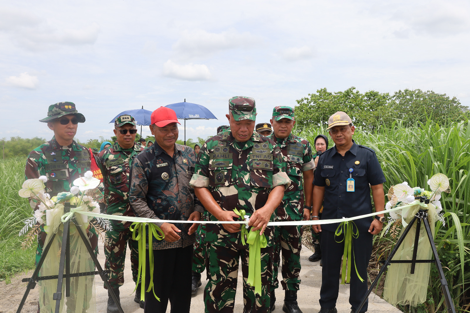 Jalan Berlumpur Kini Jadi Mulus, Irdam V/Brawijaya Berikan Apresiasi kepada Satgas TMMD ke-126 Kodim 0804/Magetan