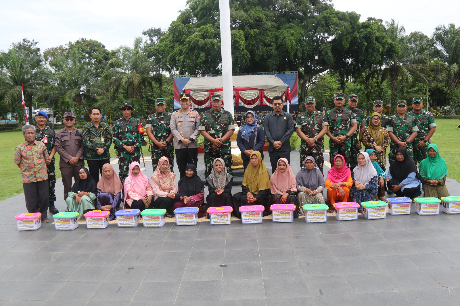 Satgas TMMD ke-126 Gelar Baksos Pembagian Sembako Usai Penutupan