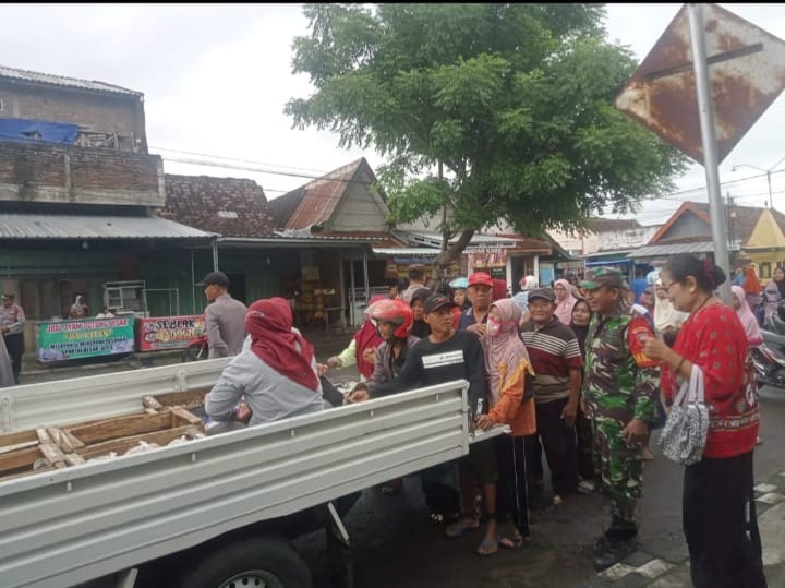 Babinsa Koramil 0804/08 Barat Pantau Masyarakat Geruduk Pasar Telur Ayam Murah