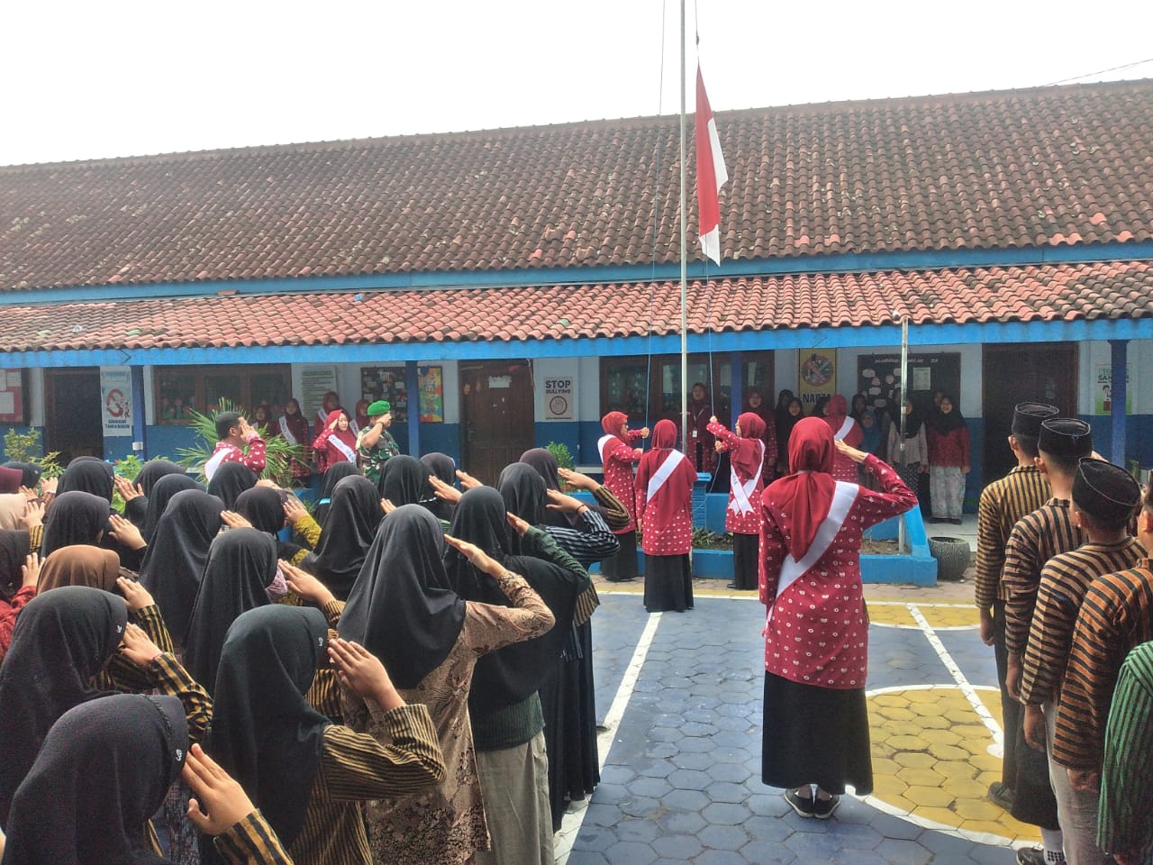 Bati Tuud Koramil 0804/08 Barat Pembina Upacara Momen Hari Pahlawan Di SD Muhammadiyah II