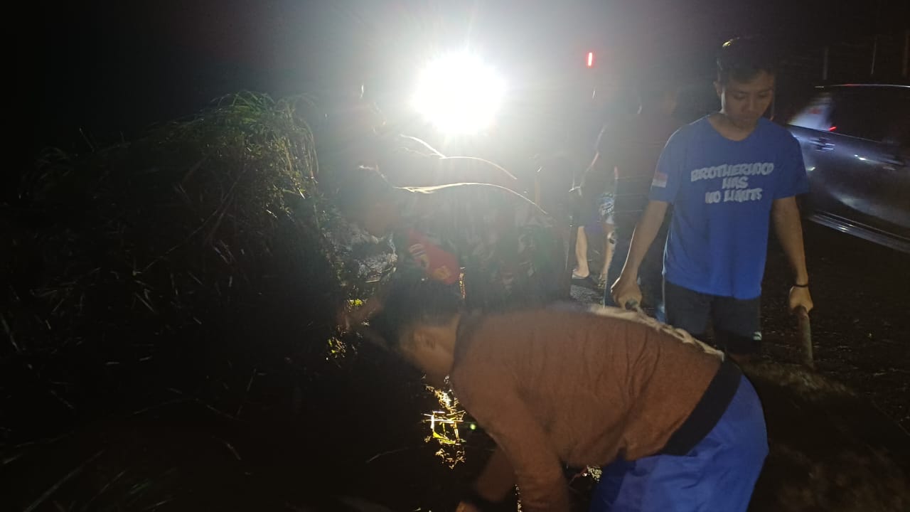 Babinsa Sarangan Koramil 0804/02 Plaosan Evakuasi Tanah Longsor Di Wilayah Plaosan