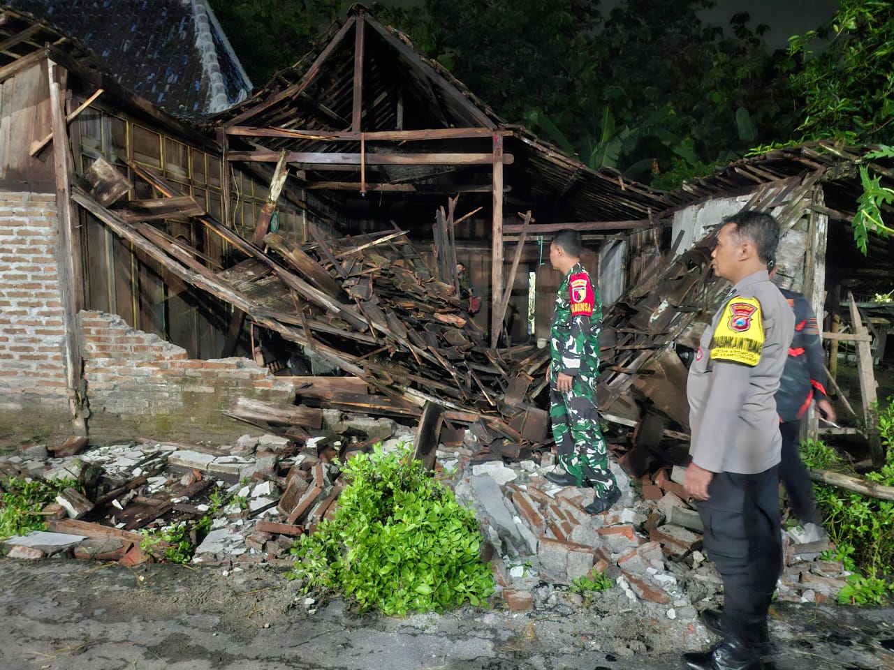 Koramil 0804/08 Barat Sigap Evakuasi Rumah Singitan Roboh Karena Hujan Disertai Angin