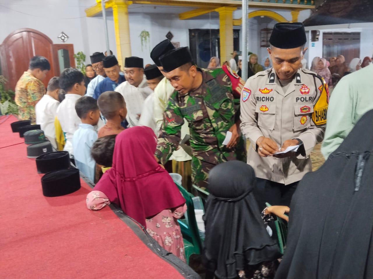 Babinsa Koramil 0804/10 Kawedanan hadiri acara istighosah dan Doa bersama serta santunan anak yatim piatu dalam rangka menyambut tahun baru islam 1448 H di wilayah binaan