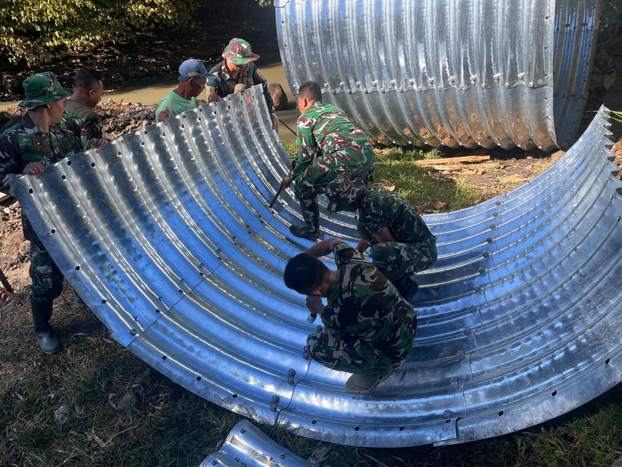 TNI Bersama Warga Di Magetan Bersatu Gotong Royong Sukseskan Pembagunan Jembatan Aramco